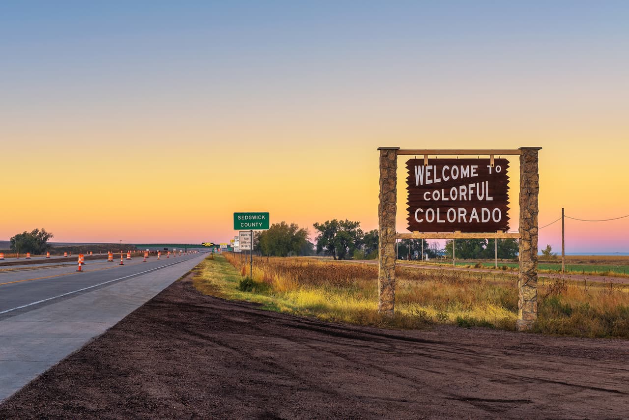 <b>Puesto 9. Colorado</b>
<br>
<br>Costo anual promedio del mantenimiento de un automóvil: 3,139 dólares.
<br>
<br>Costo anual promedio de la revisión de la luz de reparación del motor encendida: 248 dólares en repuestos y 154 dólares en mano de obra.
<br>
<br>Costo anual promedio del seguro: 1,574 dólares.
<br>
<br>Gasto anual en gasolina por cada conductor con licencia en el estado: 1,164 dólares.
<br>
<br>Costo promedio de la gasolina al 20 de junio de 2021: 3.53 dólares por galón.