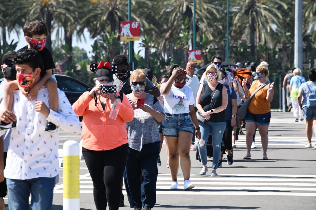 Los parques de Disney en California todavía no están abiertos pero el 9 de julio reabrió el centro comercial Downtown Disney en Anaheim: el sitio se vio lleno de personas haciendo fila para ingresar. En Florida, la oferta y capacidad de los hoteles, restaurantes y parques están sujetos a modificación o incluso nuevos cierres.