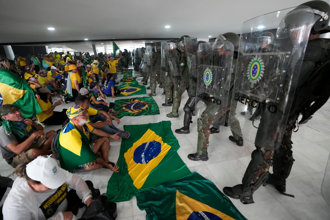 Los simpatizantes de Bolsonaro que han participado en los actos violentos de este domingo, frente a la policía brasileña.