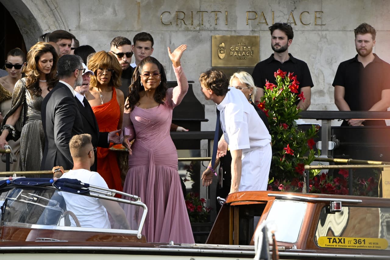 La periodista Gayle King y la presentadora 
<b>Oprah Winfrey</b> salen del Hotel Gritti Palace en el día de la boda.
<br>
<br>Bezos no es el primer famoso en casarse en Venecia. 
<b>Hace 11 años lo hicieron el actor estadounidense George Clooney y la abogada Amal Alamuddin sin causar tanto revuelo.</b>
<br>