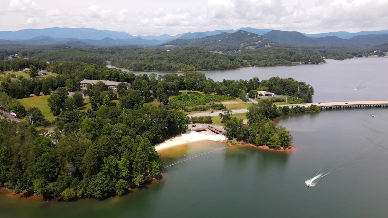 Encuentra más destinos e información local, 
<a href="https://www.univision.com/local/north-carolina-wuvc/localisimo"><b>aquí</b></a>.
