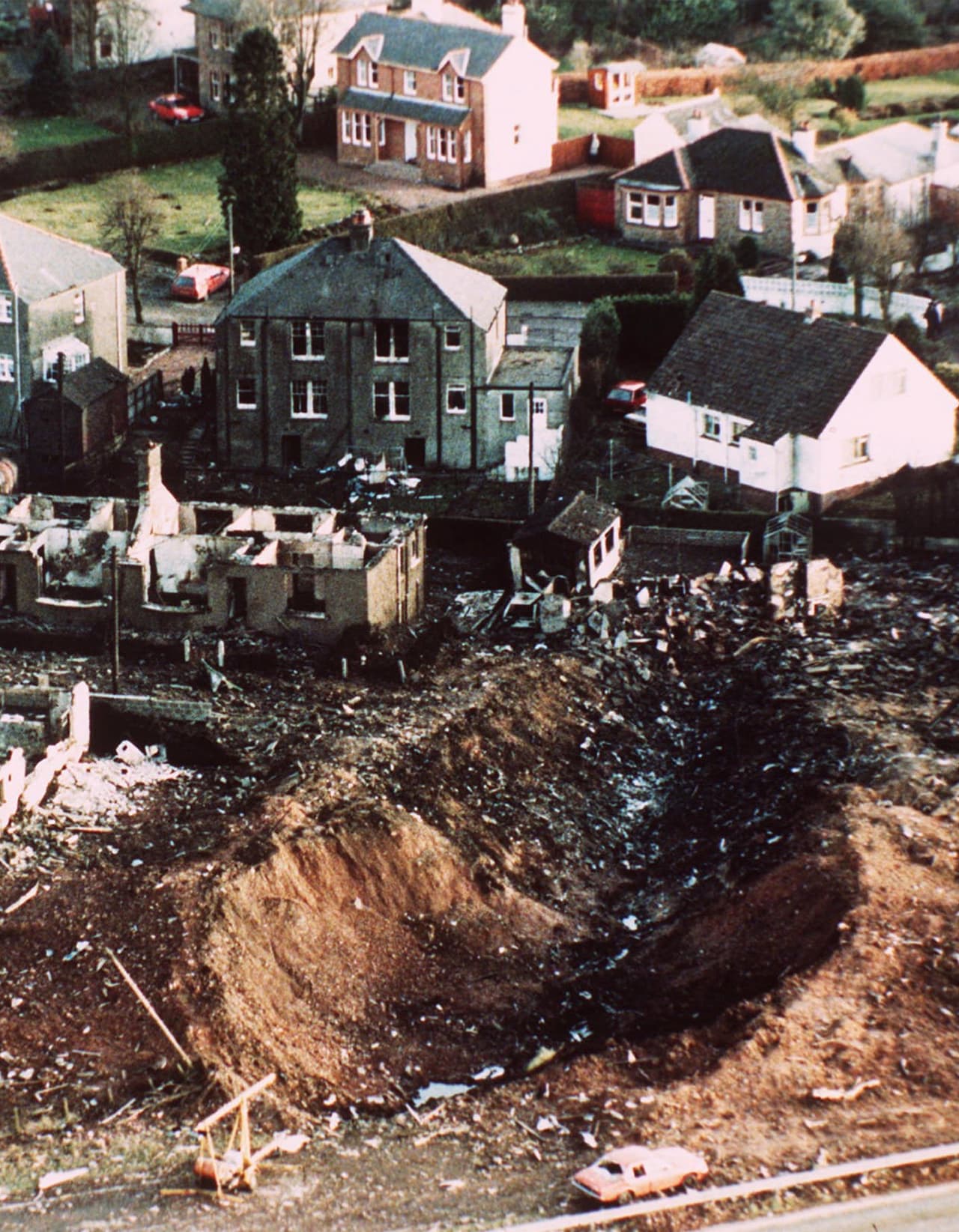 <b>Una bomba terrorista explotó en un avión de Pan Am sobre Escocia, 1988.</b> Un vuelo programado para ir desde Frankfurt hasta Detroit, pasando por Londres y Nueva York, fue destruido en pleno vuelo por una explosión intencional. Las investigaciones adelantadas por autoridades estadounidenses y de Reino Unido determinaron que los responsables del atentado fueron dos ciudadanos libios. En 1999 Muammar Gaddafi, gobernante de Libia, entregó a los dos hombres después de prolongadas negociaciones y sanciones de la ONU. 
<b>El atentado dejó un total de 270 fallecidos. </b>