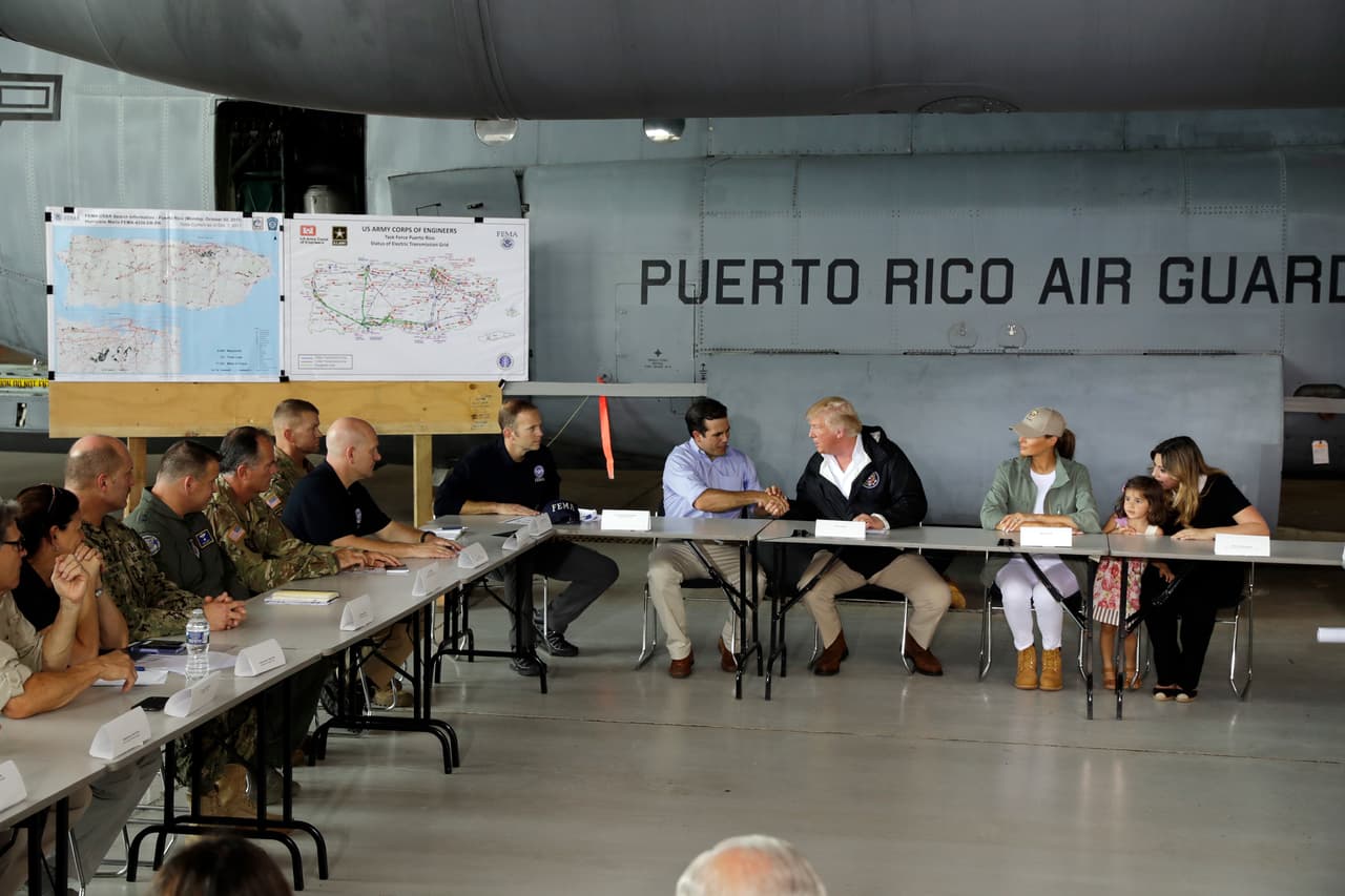 Trump dijo que no conocía al gobernador Rosselló pero lo felicitó por su labor en las tareas de emergencia. También elogió el 
<b>“gran trabajo, buen trabajo” </b>que dice han hecho las autoridades locales y federales al responder a la crisis.
