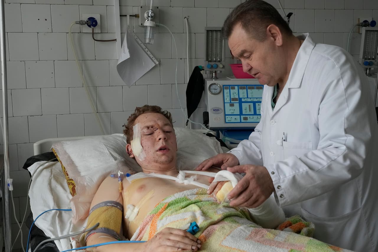 Un hombre herido es atendido en un hospital a las afueras de Kiev, la capital ucraniana, el 1 de marzo. 
<br>
<br>La organización Human Rights Watch dijo haber documentado un ataque con bombas racimo ante un hospital en el este de Ucrania y civiles reportaron el uso de esas armas en Járkov y en el poblado de Kijanka, lo que ha sido negado por el Kremlin.
<br>
<br>
<a href="https://www.univision.com/noticias/mundo/mortifero-ataque-ruso-jarkov-ucrania-misil-fotos"><u>Vea aquí el mortífero bombardeo contra Járkov, la segunda ciudad de Ucrania</u></a>
<br>