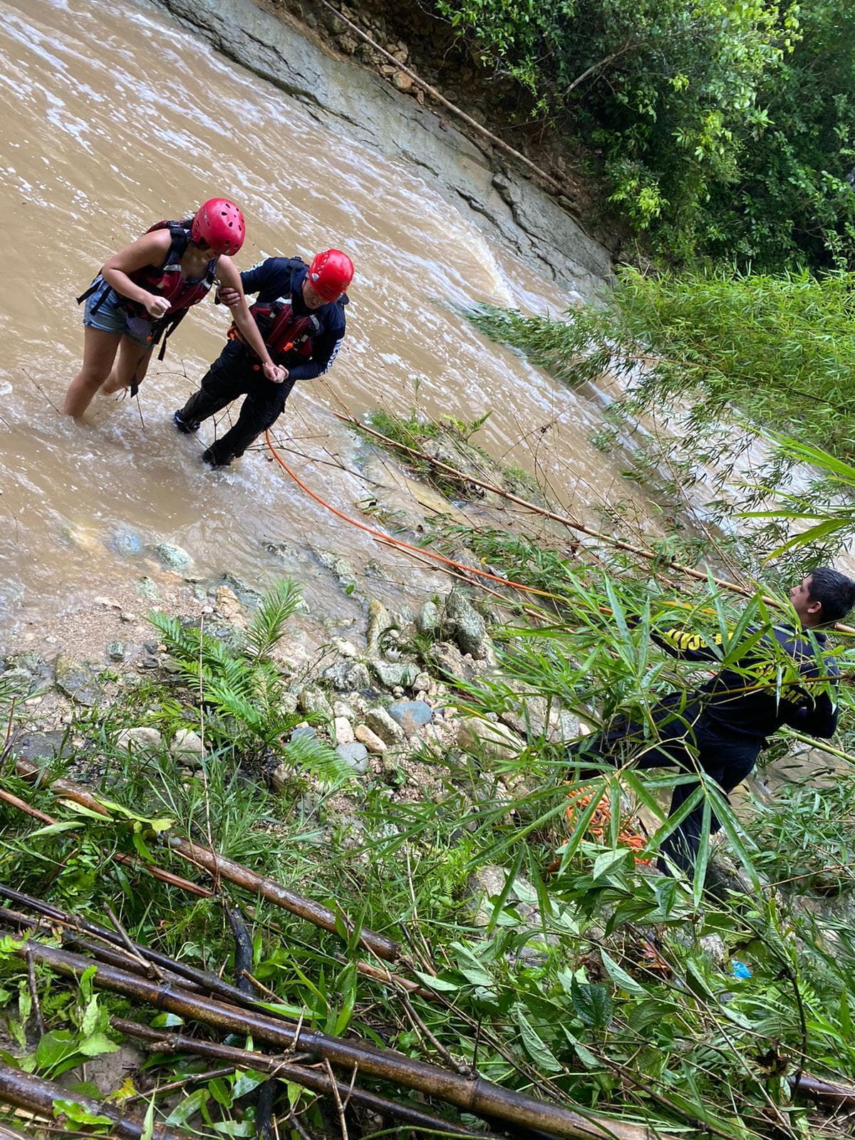 Durante el día de hoy, el Servicio Nacional de Meteorología emitió una advertencia de inundaciones para Añasco, 
<b>San Sebastián</b>, Isabela, Aguada, Moca, Quebradillas y Aguadilla hasta las 5:15 p.m.