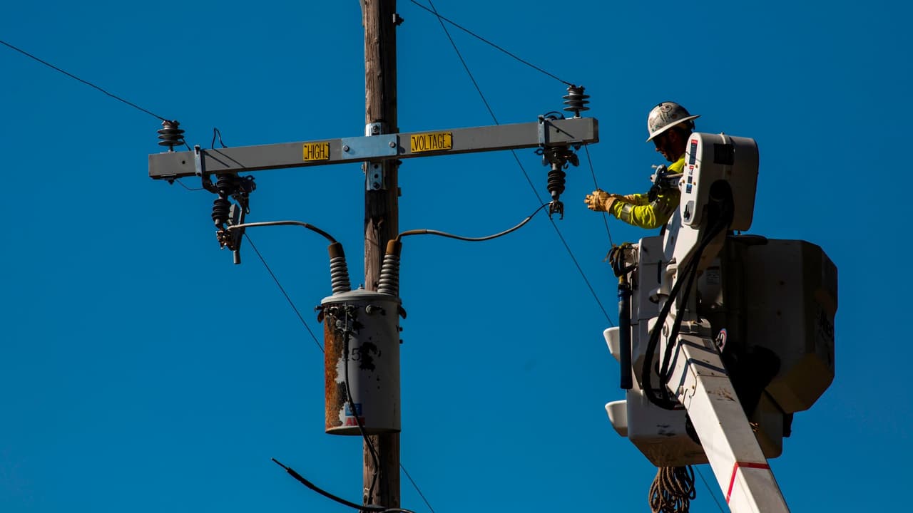 <b>En caso de apagones:</b>
<br>Para reportar apagones en su área puede llamar a PG&E a su línea de 24 horas al 1-800-743-5002.
<br>
<br>Si es cliente de SMUD puede hacer su reporte llamando al 1-888-456-7683, y buscar información en la página www.smud.org/Storms.
<br>