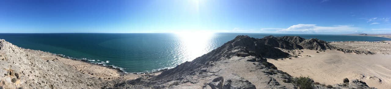 Puerto Peñasco se distingue por un macizo rocoso cubierto de dunas al que se puede subir para tener vistas panorámicas del mar y de la ciudad.