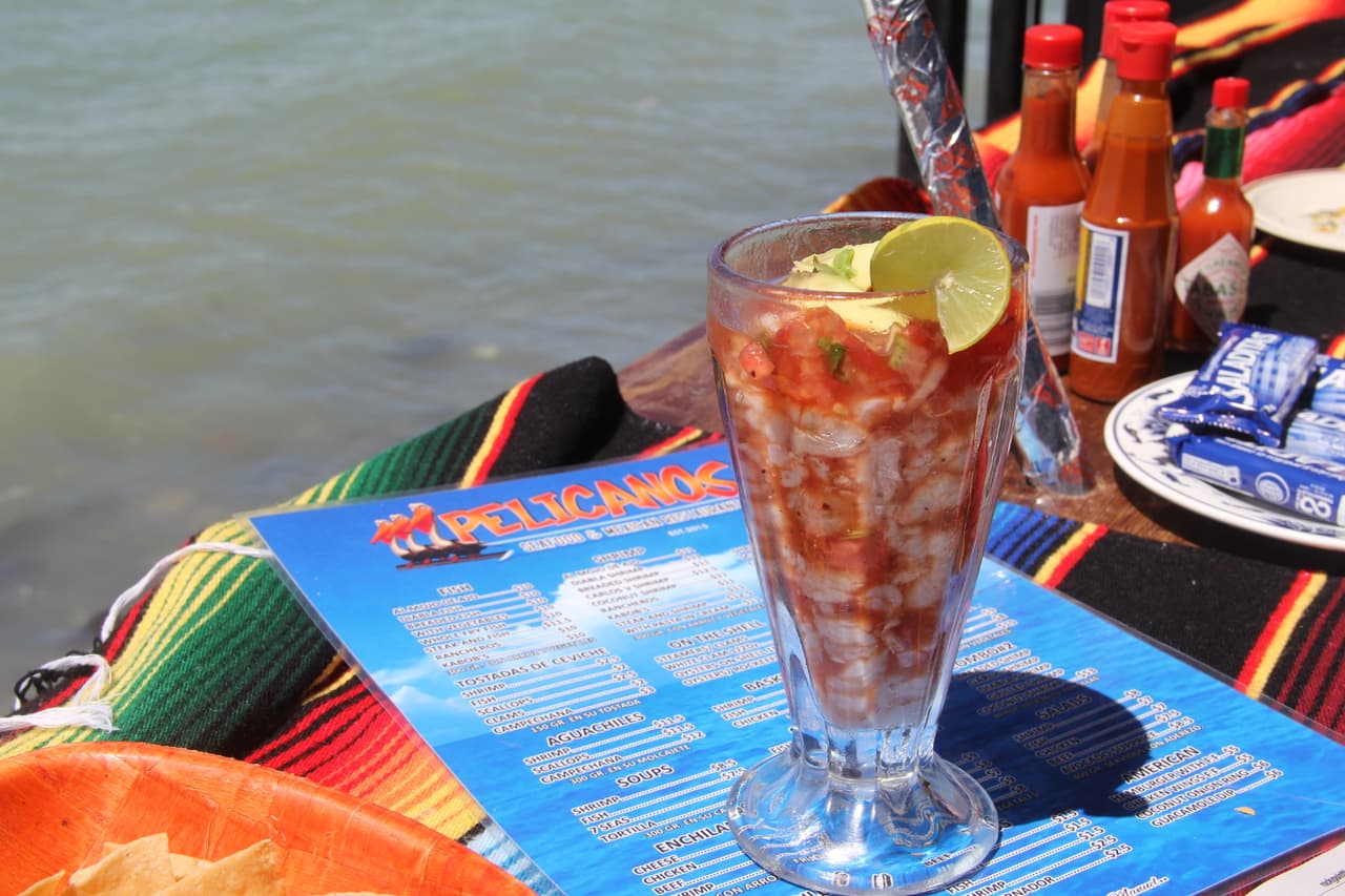 Un restaurante que ofrece platos del mar muy frescos y deliciosos es "Pelícanos", ubicado en el malecón y con espectaculares vistas del mar.
