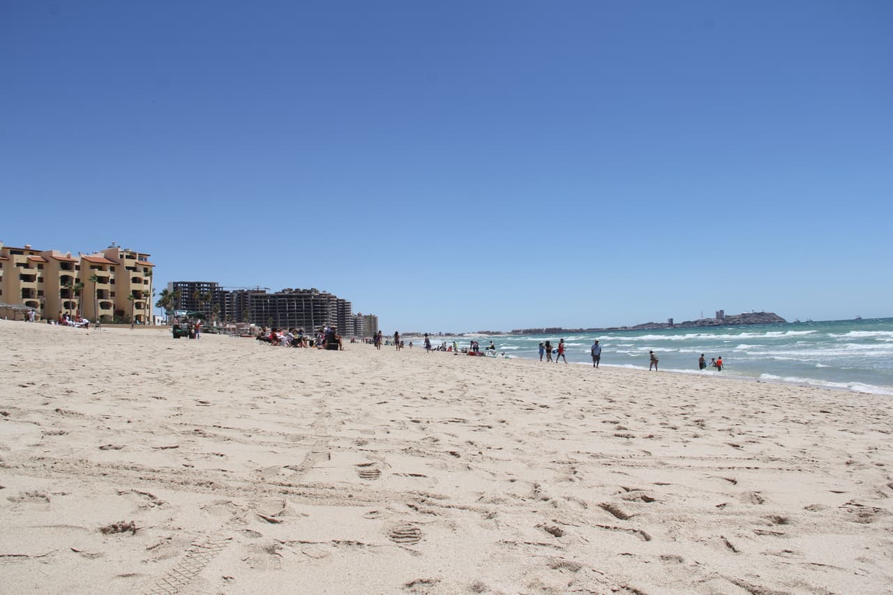 El hotel Peñasco Del Sol es muy popular y queda justo en la playa. Pero también hay "Bed & Breakfast" como Hospedaje Mulege a solo 60 dólares la noche con desayuno incluido y ubicado a solo pasos del malecón, donde está toda la acción.