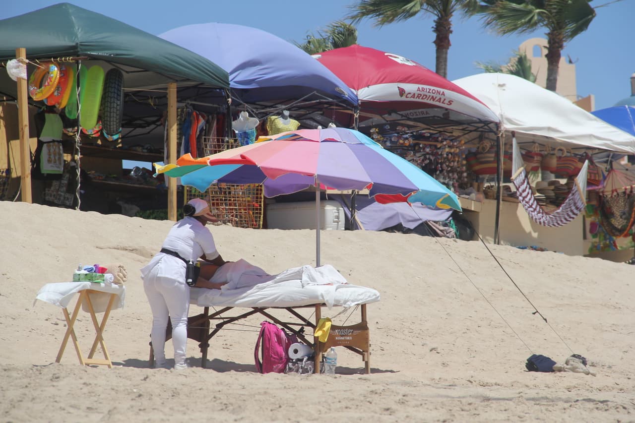 Por solo 40 dólares puedes disfrutar de una hora de masaje en la playa.