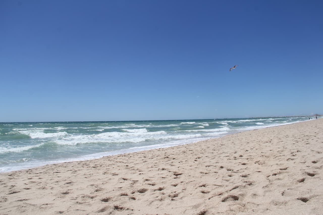 A pesar de ser un destino playero popular, te puedes encontrar con tramos de playa completamente desiertos, perfectos para relajarse y meditar.