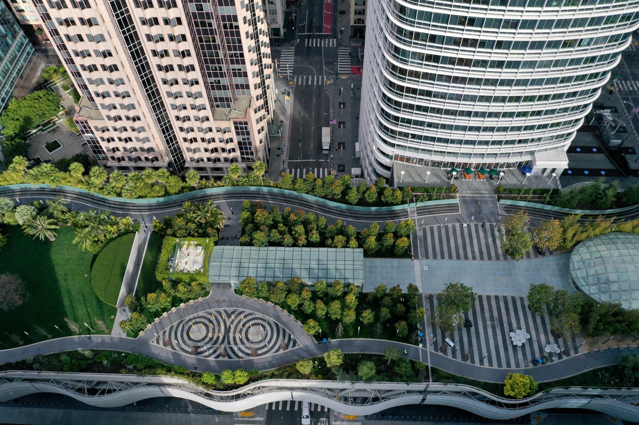 <b>Parque Salesforce.</b> El 
<a href="https://www.univision.com/local/san-francisco-kdtv/autoridades-anuncian-extension-del-toque-de-queda-en-la-bahia-de-san-francisco-hasta-el-1-de-mayo" target="_blank">toque de queda para casi ocho millones de residentes</a> en la Bahía de San Francisco fue extendido por otras tres semanas con reglas más estrictas sobre el distanciamiento social que limitan las actividades al aire libre, así como nuevos lineamientos para los negocios considerados esenciales.