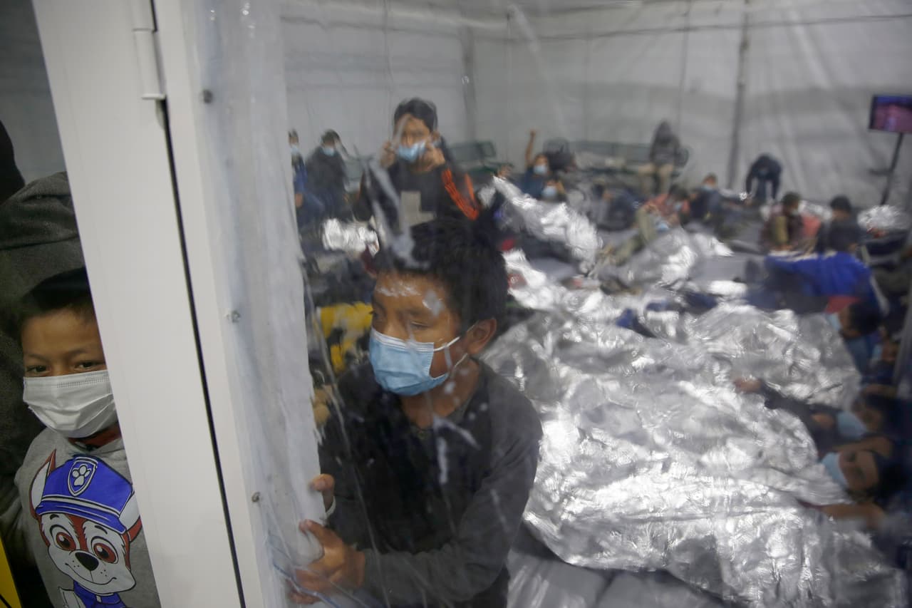 Niños en una de las secciones en el centro de detención en Donna, Texas. Los niños estaban en ocho secciones, divididas por canceles de plástico, cada uno de 297 metros cuadrados (unos 3,200 pies cuadrados). Muchas de estas secciones tenían más de 500 niños en su interior. 
<a href="https://www.univision.com/noticias/inmigracion/frontera-mexico-estados-unidos-arribo-migrantes-ultimo-mes-omplica-gobierno-biden">Más de 100,000 inmigrantes llegaron a EEUU en el mes de febrero</a>.