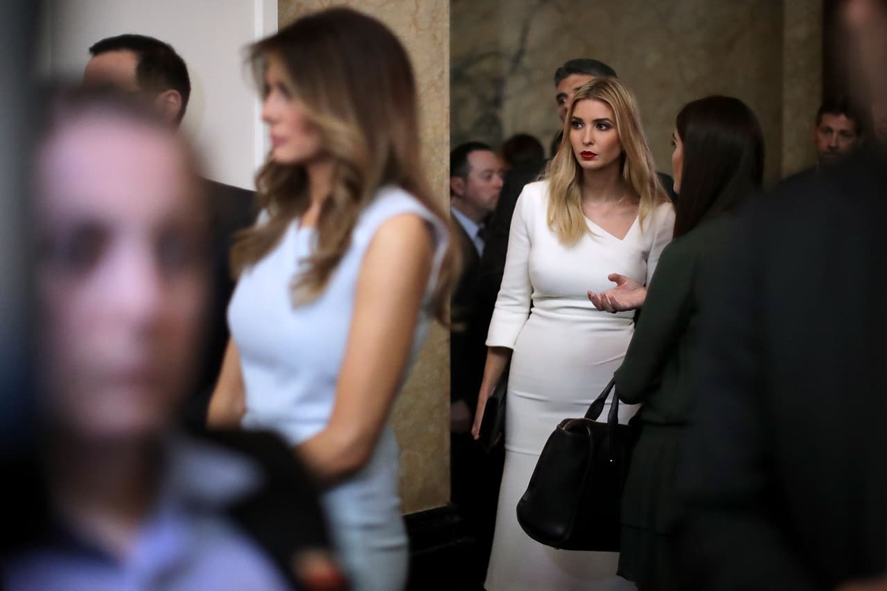De hecho, a pesar de estar embarazada, Ivanka Trump abrazó la causa de su padre como propia y viajó con él por diferentes estados y condados siempre mostrándose como el ala más moderada de sus ideas. 
<b><a href="http://nymag.com/thecut/2016/11/ivanka-trump-says-shell-keep-fighting-for-womens-issues.html">Ivanka insistió siempre en sus intereses por trabajar por el "pago igualitario y el cuidado infantil", causas que ha confesado seguirá persiguiendo en esta nueva faceta.</a></b>