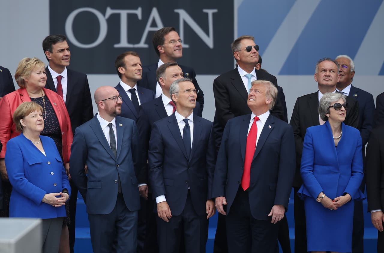<b>Mientras que los líderes de la foto miran hacia arriba a la derecha el paso de una escuadra de helicópteros, Trump mira hacia el otro lado</b>. La imagen 
<b>se viralizó porque muchos ven una representación muy gráfica de cómo están las relaciones entre EEUU y sus históricos aliados</b>. De izquierda a derecha al frente, la canciller alemana 
<a href="https://www.univision.com/temas/angela-merkel" target="_blank">Angela Merkel</a>, el primer ministro belga Charles Michel, el secretario de la 
<a href="https://www.univision.com/temas/otan" target="_blank">OTAN</a> Jens Stoltenberg, el presidente 
<a href="https://www.univision.com/temas/donald-trump" target="_blank">Donald Trump</a> y la primera ministra británica 
<a href="https://www.univision.com/temas/theresa-may" target="_blank">Theresa May</a>.