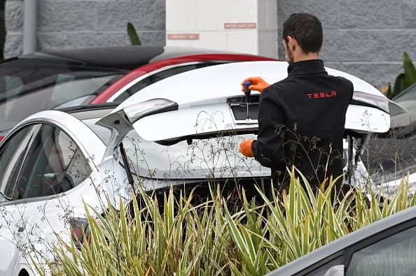 Los contratistas deben presentar una solicitud a través del sistema web de Tesla antes de que puedan ser considerados oficialmente para las tareas.