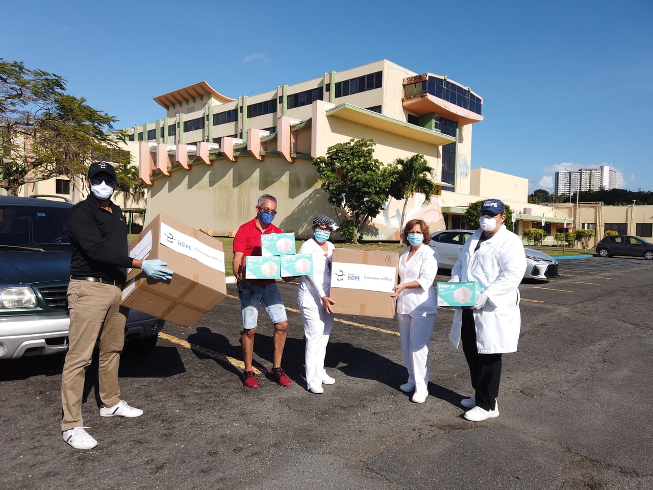 De igual forma, y en respuesta a una petición del cantautor 
<b>Juan Luis Guerra,</b> la Fundación Ricky Martin y Project Hope
<b> </b>incluyeron en la segunda entrega de equipos a los trabajadores de la salud que atienden casos altamente comprometidos por el Covid-19, entre estos, mujeres embarazadas y menores de edad, en tres hospitales ubicados en zonas de alto riesgo en la República Dominicana.