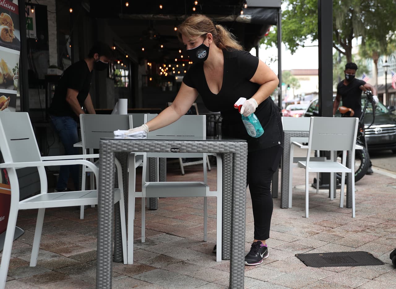 Además el condado Broward prohibió la venta de alcohol y el consumo desde las 12:00 am hasta las 5:00 am.