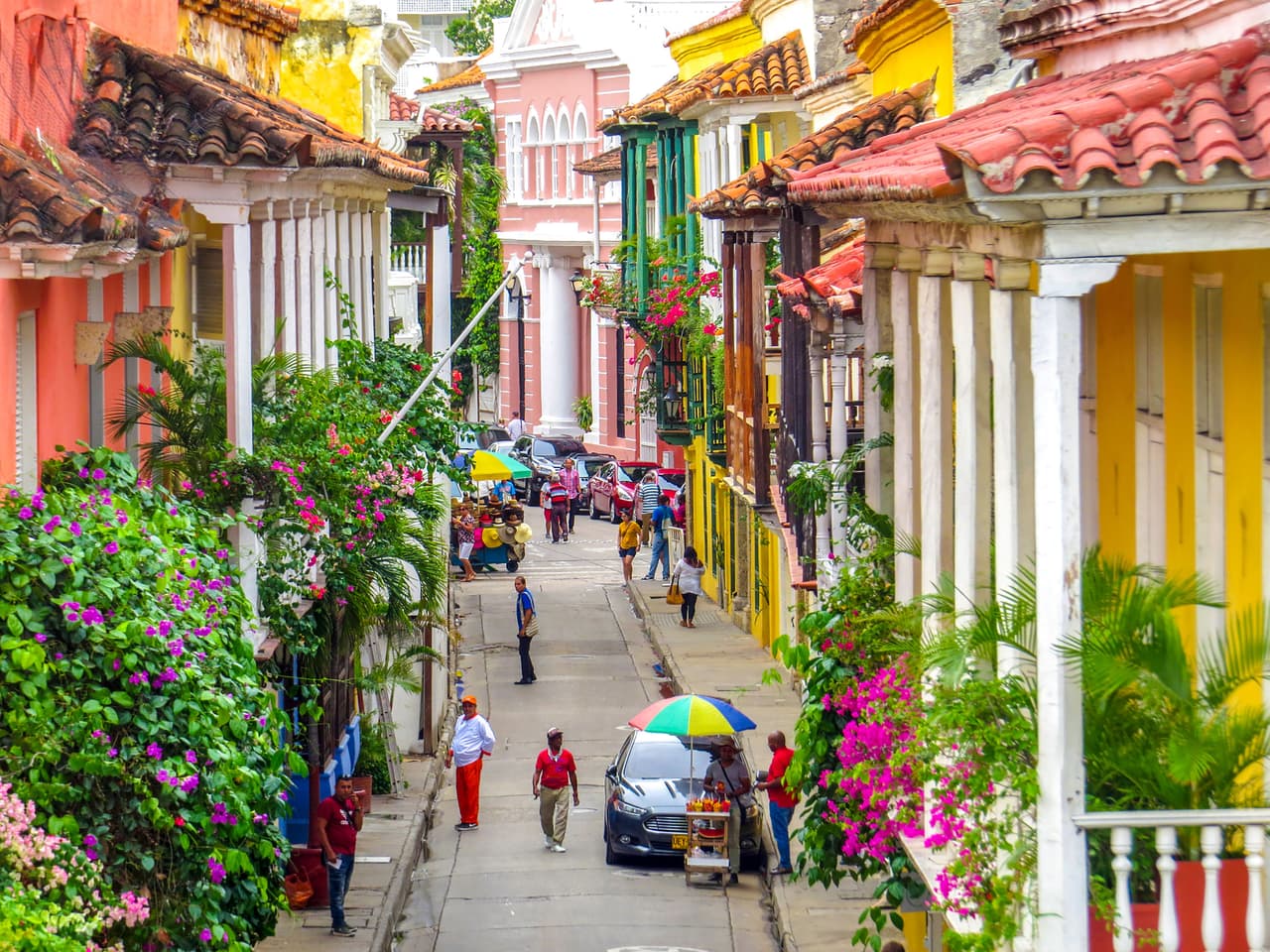 <b>Puesto 5. Colombia</b>
<br>
<br>En este país sudamericano una persona puede vivir con 1,030 dólares mensuales y una pareja con alrededor de 2,000, dependiendo del lugar donde resida y su estilo de vida. Colombia se destaca por la diversidad de su clima, que va desde templado en los Ándes (Bogotá) hasta tropical en el Caribe (Cartagena, en la fotografía). 
<br>
<br>La atención médica es muy accesible y proximidad con Estados Unidos ha convertido en este destino en una gran opción para los jubilados.
<br>