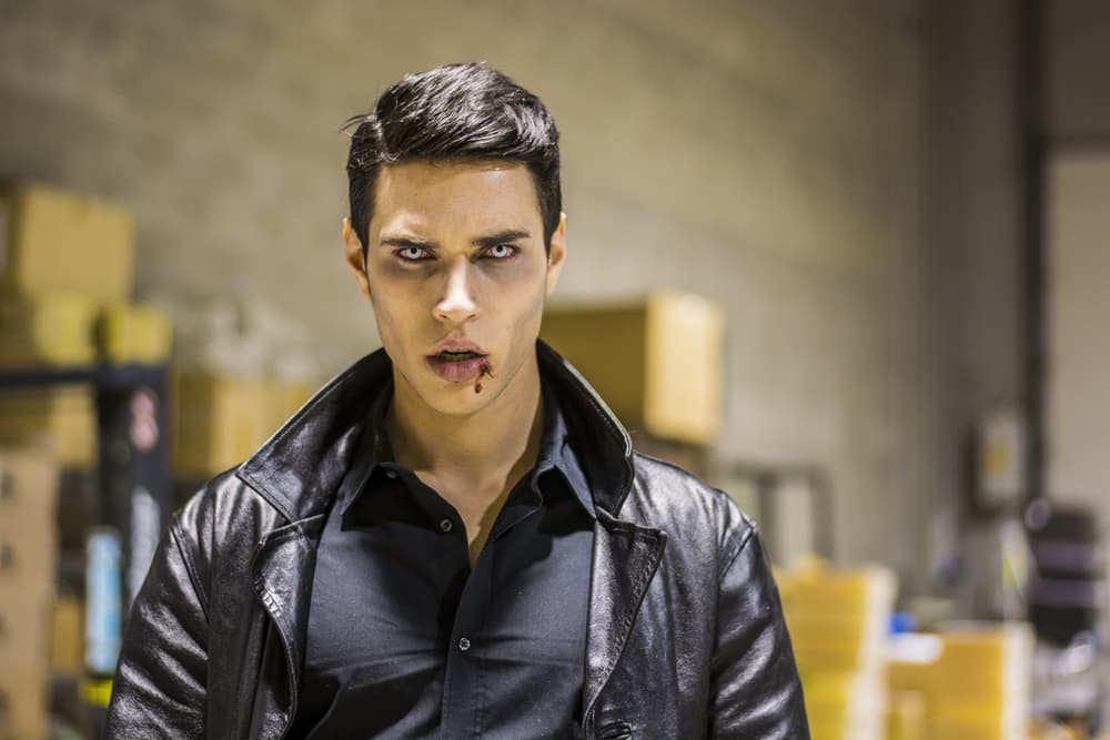 El mito del íncubo y el súcubo, como podrás notar, es muy parecido al de los vampiros, en el sentido de que son criaturas oscuras con el magno poder de seducir a sus víctimas. Aunque uno drena la sangre, los otros drenan la energía y sexualidad mientras tienen relaciones carnales.