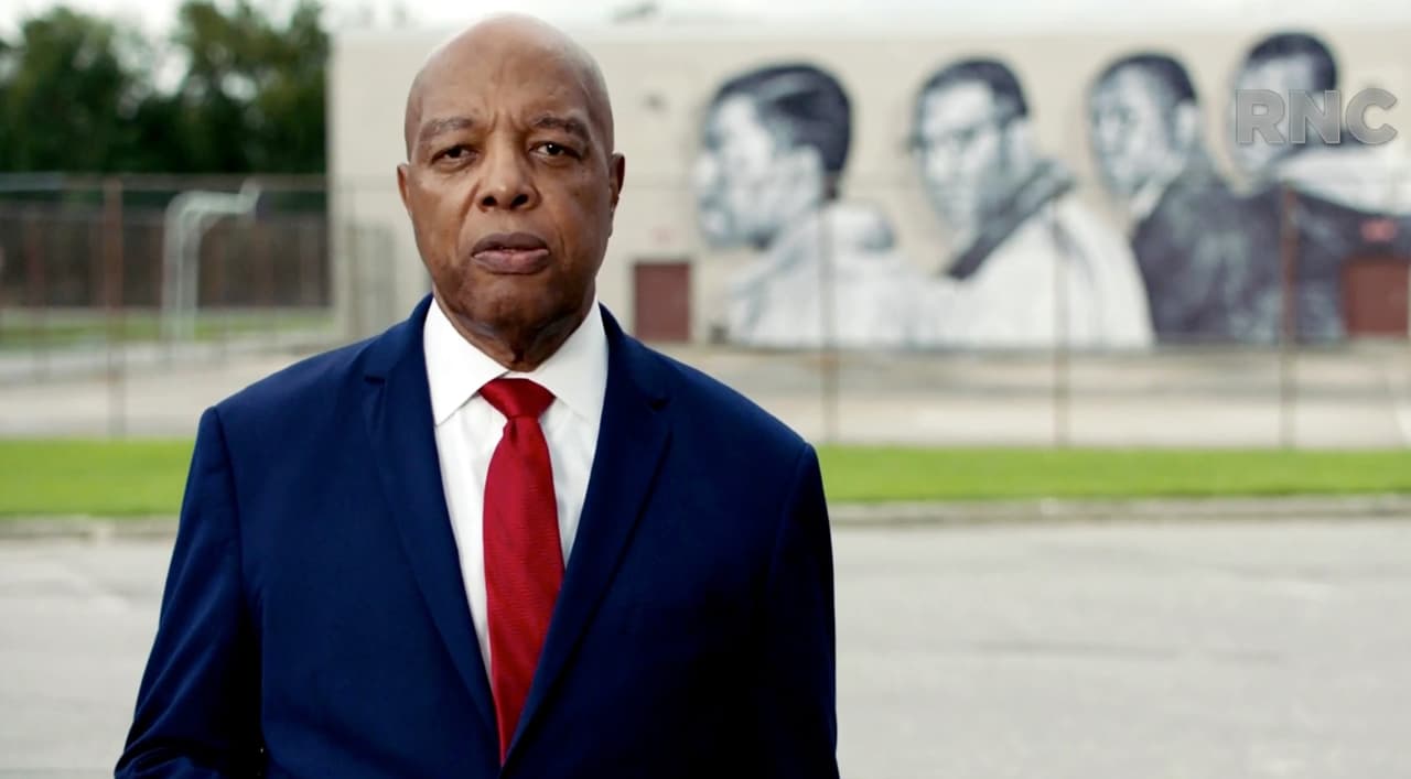 Con oradores negros, los republicanos han estado intentando apelar a los votantes afroestadounidenses, que son mayoritariamente demócratas. En la foto, Clarence Henderson, un activista afroestadounidense de los derechos civiles, dijo en un video grabado para los republicanos que al presidente Trump “de veras le importan las vidas de los negros”, parafraseando el nombre del movimiento 
<i>Black Lives Matter</i> (Las vidas negras importan, en español).