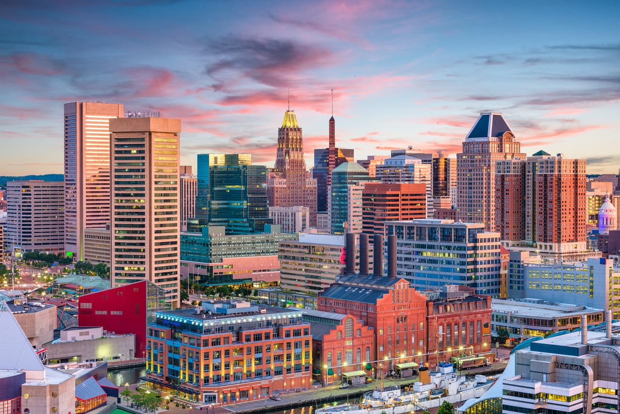 <b>Puesto 6. Baltimore, Maryland.</b>
<br>
<br>Precio promedio de una residencia unifamiliar: 159,970 dólares.
<br>Renta mensual: 1,325 dólares.
<br>Cuota inicial del 20% para hipoteca: 31,994 dólares.
<br>Pago mensual de la hipoteca (luego del 20% de inicial): 814 dólares. 
<br>Diferencia entre alquiler e hipoteca mensual: 511 dólares.
<br>Ahorro al comprar en lugar de alquilar: 6,132 dólares al año.
<br>