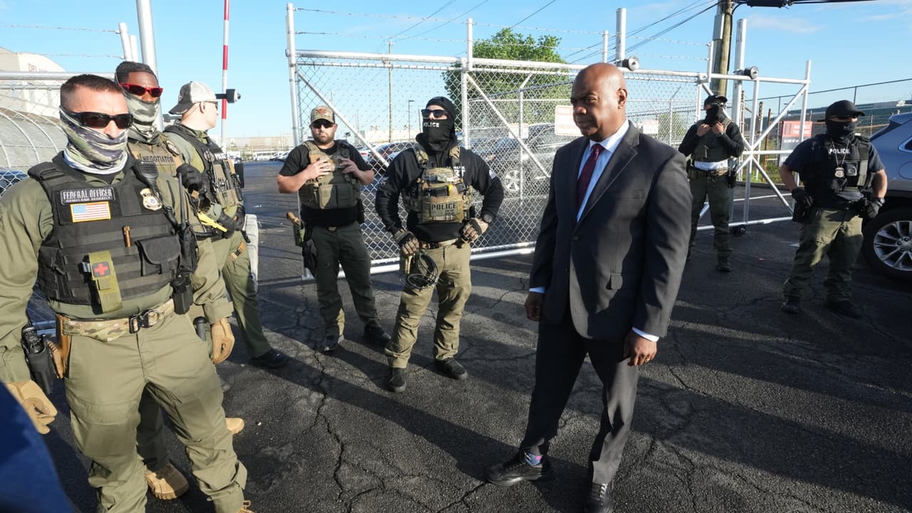 Nuevos videos tras arresto del alcalde de Newark en Delaney Hall: Noem dice que “irrumpió las instalaciones”