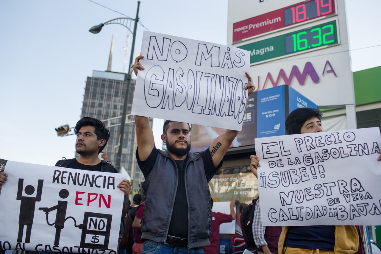 Decenas de personas salieron a las calles con pancartas para protestar por el alza a la gasolina en un acto organizado por el partido Movimiento de Regeneración Nacional (Morena).