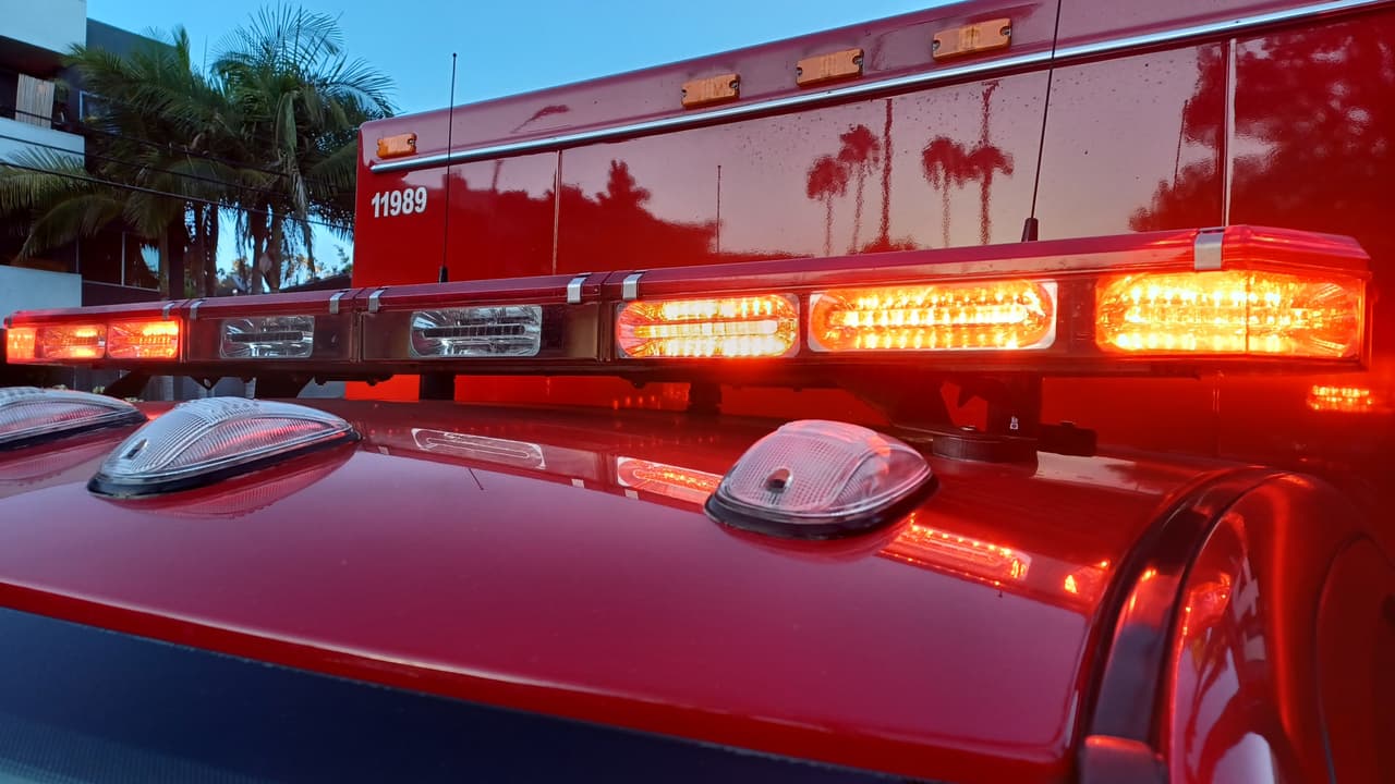 Choque de fugitivo contra autobús de Metro en Los Ángeles deja dos muertos y dos heridos