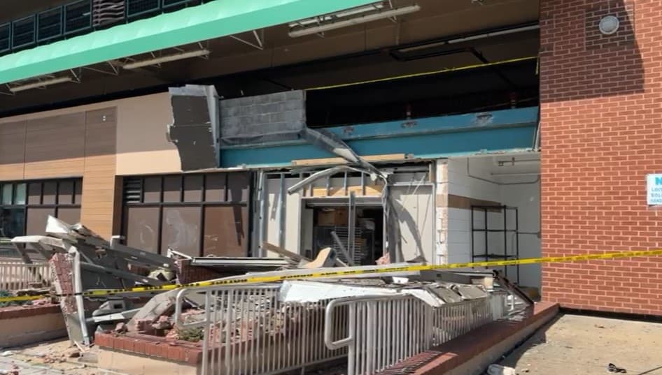 Por fortuna, tampoco hubo reporte de personas lesionadas. Las autoridades investigan cómo fue que el vehículo terminó allí.