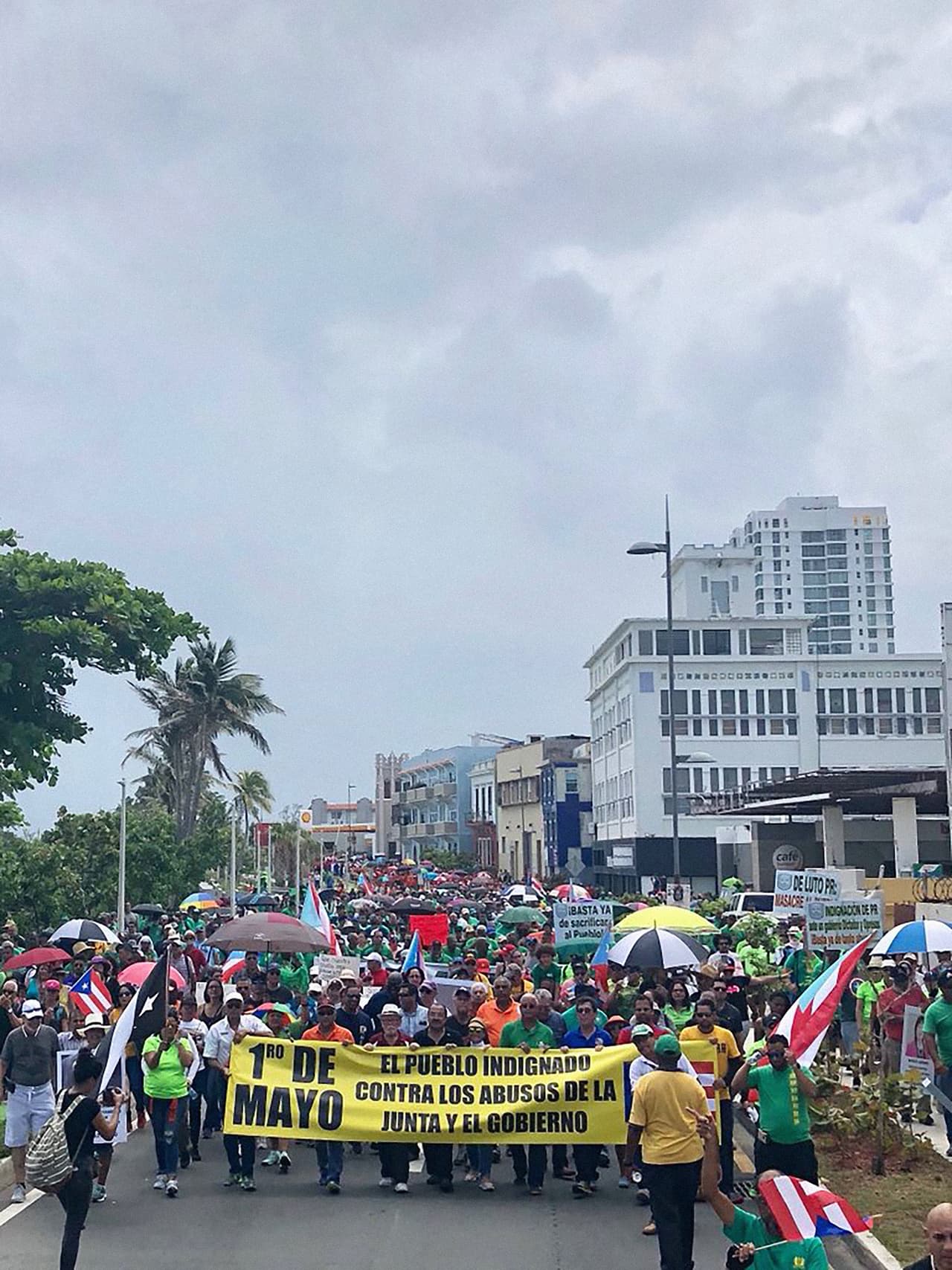 <b>"El pueblo indignado contra los abusos de la Junta y el gobierno",</b> se leyó en la pancarta que encabezó la protesta. La marcha de este primero de mayo ocurre en momentos en que Puerto Rico busca superar 11 años de recesión económica y reestructurar una parte de su millonaria deuda pública mientras se recupera lentamente del 
<a href="https://www.univision.com/noticias/huracan-maria/asi-te-contamos-minuto-a-minuto-el-impacto-del-huracan-maria-en-puerto-rico?page=11">azote del huracán María en septiembre de 2017</a> (Foto tomada de la cuenta de Twitter de la alcaldesa de San Juan, Carmen Yulín Cruz)