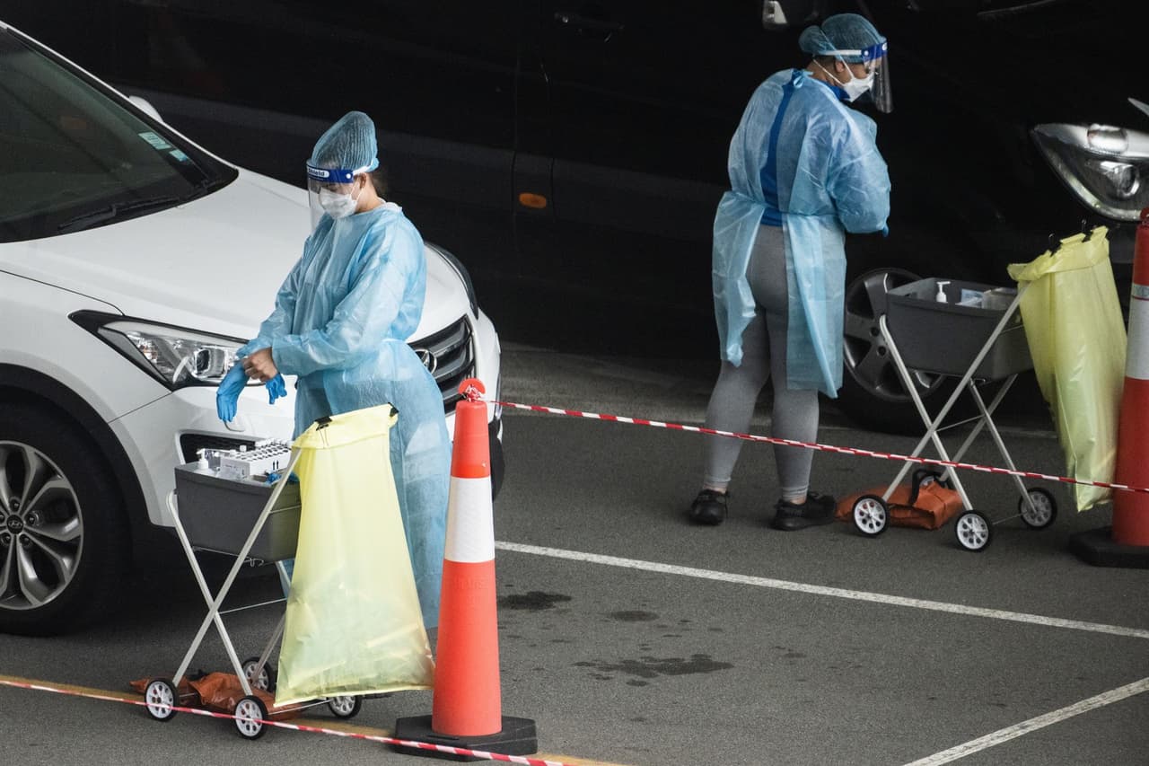 La variante ómicron se ha detectado en los siguientes países: 
<b>Canadá, Botsuana, Sudáfrica, China (Hong Kong), Alemania, Austria, Bélgica, Dinamarca, Francia, Italia, Países Bajos, Portugal, Reino Unido, República Checa, Israel y Australia.</b> Un nuevo coronavirus altamente transmisible plantea un riesgo económico que amenaza con empeorar los 
<a href="https://www.univision.com/local/san-francisco-kdtv/crisis-alimentos-oakland-california">problemas en la cadena de suministro</a> que ya está haciendo subir los precios.