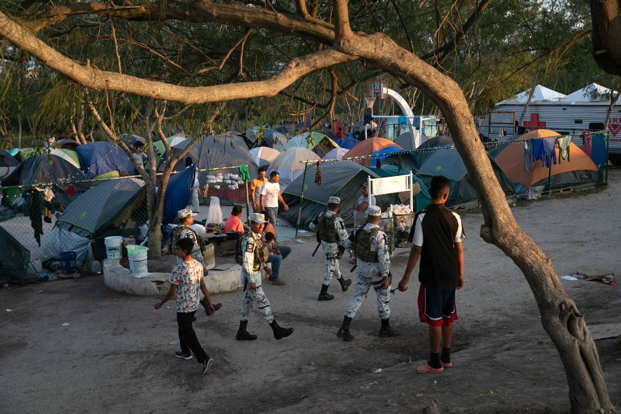 Para el analista Adam Isaacson de la 
<b><a href="https://www.wola.org/analysis/latin-america-political-turmoil-doing-to-civilian-control-of-the-military/" target="_blank">Oficina en Washington para Asuntos Latinoamericanos (WOLA)</a></b>, este regreso del ejército a primera fila en diversos países en Latinoamérica es preocupante por varios motivos. En primer lugar, dice, porque "los líderes civiles electos son cada vez más débiles en comparación con las Fuerzas Armadas", como muestra la última encuesta del 
<b><a href="http://www.latinobarometro.org/lat.jsp" target="_blank">Latinobarómetro</a></b>.