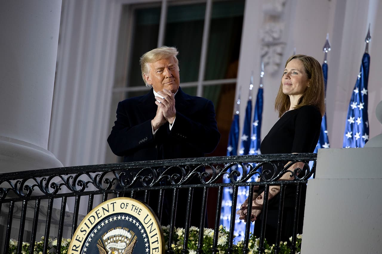 <b>Una nueva magistrada en tiempo récord (26 de octubre)</b>. La ceremonia de juramentación de Amy Barret Ginsburg en la Casa Blanca. El presidente Trump y el partido republicano aceleraron el proceso para ocupar el puesto que dejó Ruth Bader Ginsburg en la Corte Suprema. 
<br>