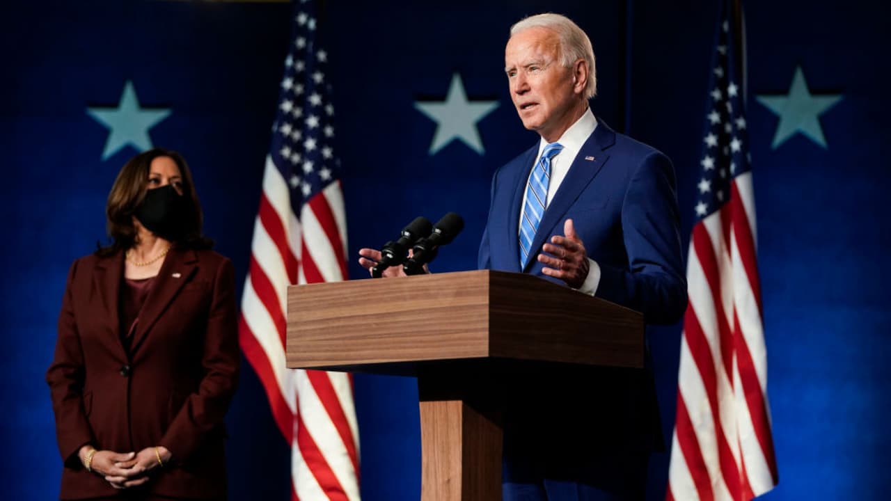 En video: En un breve discurso dado este miércoles y sin declararse ganador, el candidato demócrata a la presidencia, Joe Biden, llamó a la unidad de los estadounidenses y enfatizó en que "es la voluntad del pueblo la que determina quién será el presidente". Dijo sentirse optimista de que ganará en estados clave donde aún no hay resultados consolidados, como Pennsylvania y Michigan, y aseguró que para progresar "tenemos que dejar de tratar a nuestros contrincantes como enemigos".