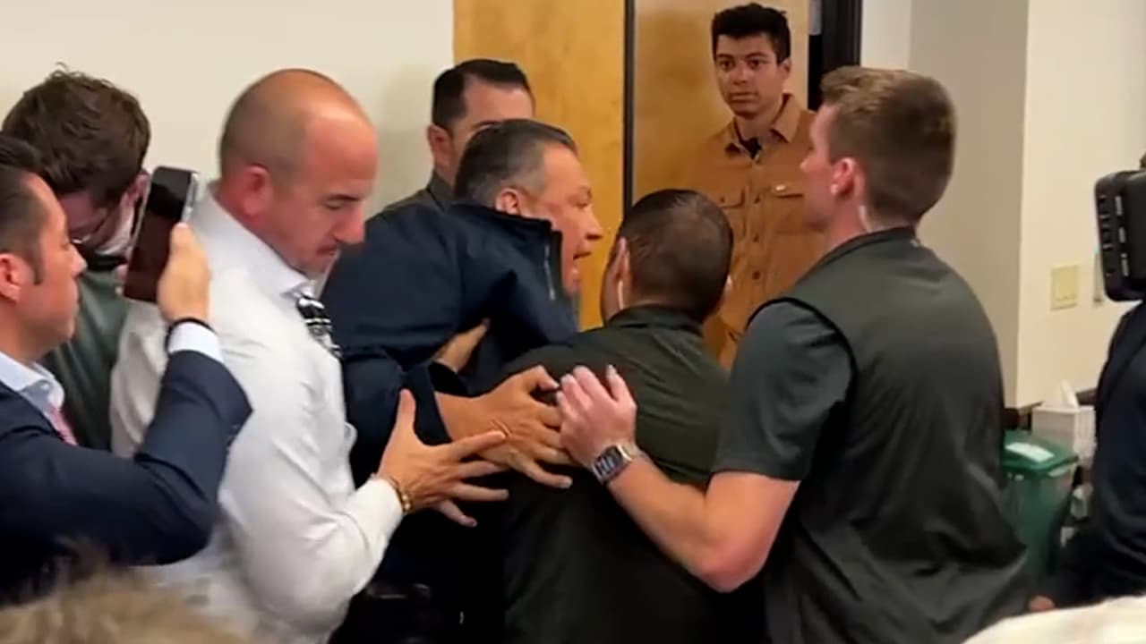 El momento en que sacan por la fuerza al senador Alex Padilla de una conferencia de Kristi Noem