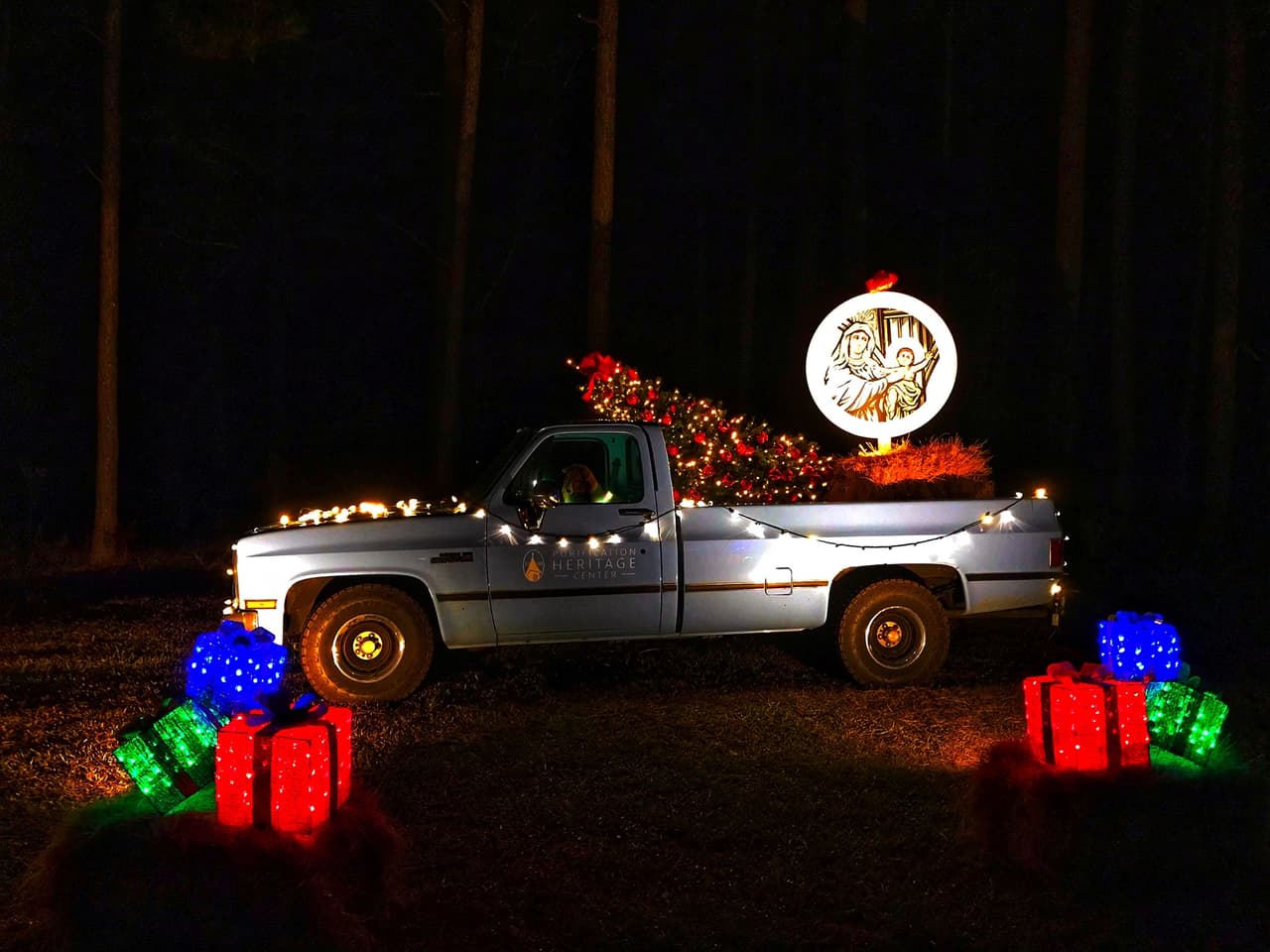 <b>Christmas Lights at A.H. Stephens</b>
<br>
<b>Fechas</b>: 24 de noviembre al 24 de diciembre 
<br>
<b>Lugar</b>: A.H. Stephens State Park. 456 Alexander Street NW. Crawfordville, GA
<br>
<b>Sitio web</b>: 
<a href="https://explore.gastateparks.org/info/222107?c=19814508">https://explore.gastateparks.org/info/222107?c=19814508</a> 
<br>
<br>Visita el campo de eventos de 10 acres y mira las exhibiciones que han instalado una gran cantidad de socios del sitio, voluntarios y empresas del área. También habrá refrigerios, una película y, si el clima lo permite, una fogata.