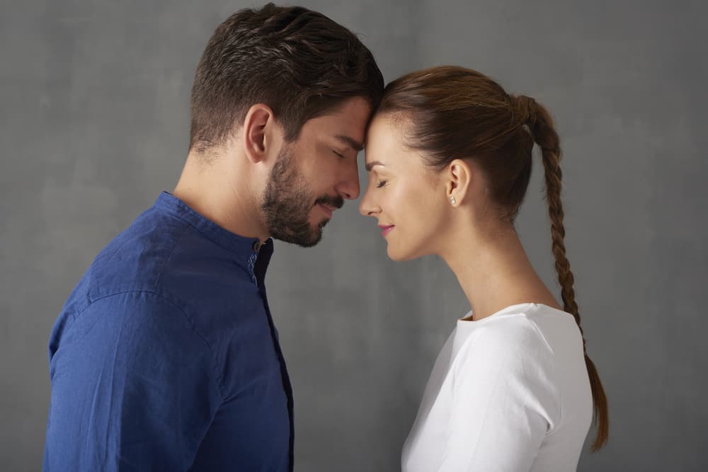 Ejemplo, el yin es un elemento femenino y como tal receptivo, el yang masculino y por tanto activo. Así vemos que la oscuridad es yin mientras la luz es yang "pero observa que la oscuridad no es mala puesto que en el vientre materno no hay luz y de ahí surge la vida.