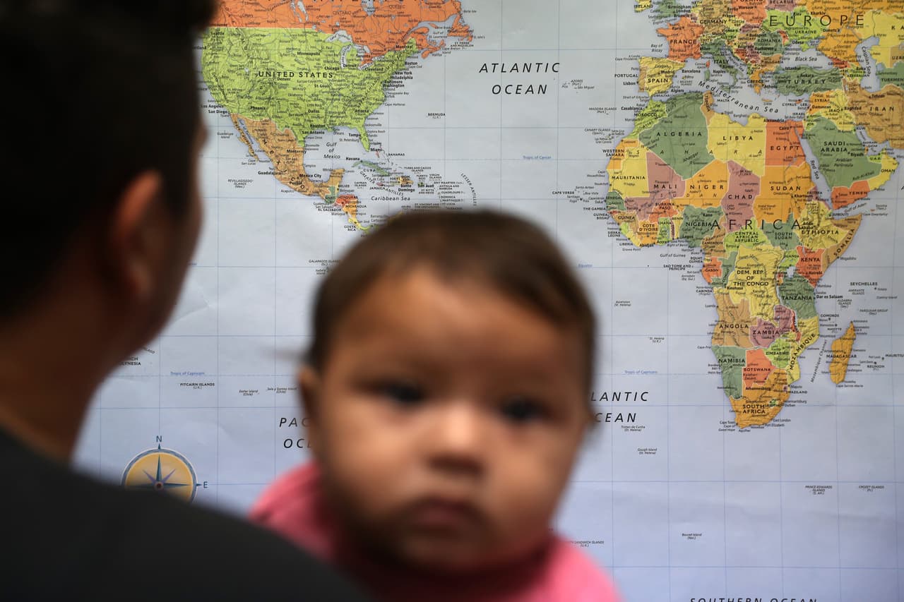 El pequeño Lone Monserrat, nacido hace 7 meses en Honduras, espera con su padre en un centro de ayuda a inmigrantes en Mc Allen. Los inmigrantes centroamericanos que buscan asilo y entraron al país después del 1 de enero de 2014, están en la lista de prioridades de deportación del gobierno de Obama.