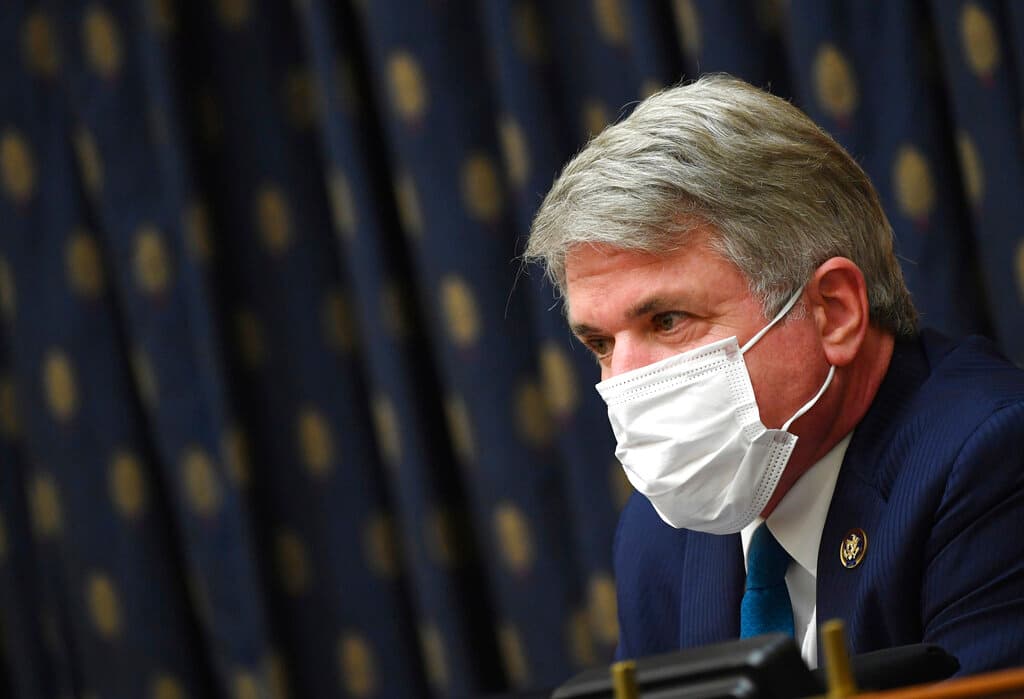 El congresista 
<b>Michael McCaul</b>, del distrito 10 (que cubre partes de las zonas metropolitanas de Houston y Austin), se limitó a responder "sí" a la pregunta expresa hecha por el 
<i><a href="https://www.texastribune.org/2020/12/15/texas-republicans-joe-biden/" target="_blank">Texas Tribune</a></i>.