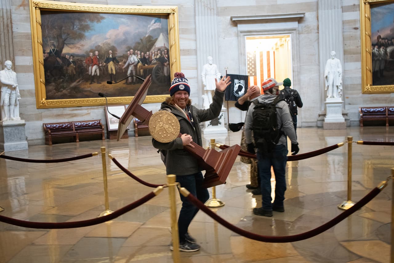 Un hombre de Florida fue captado llevándose un atril en el asalto al Capitolio de Washington