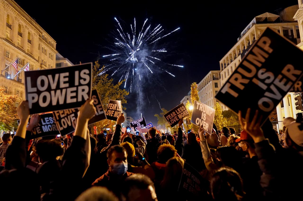 "Love is power", ("El amor es poder" en español) es otra consigna que prevaleció este sábado en las fiestas callejeras en Estados Unidos, tras el pronunciamiento de Joe Biden como el nuevo presidente de todos los estadounidenses.