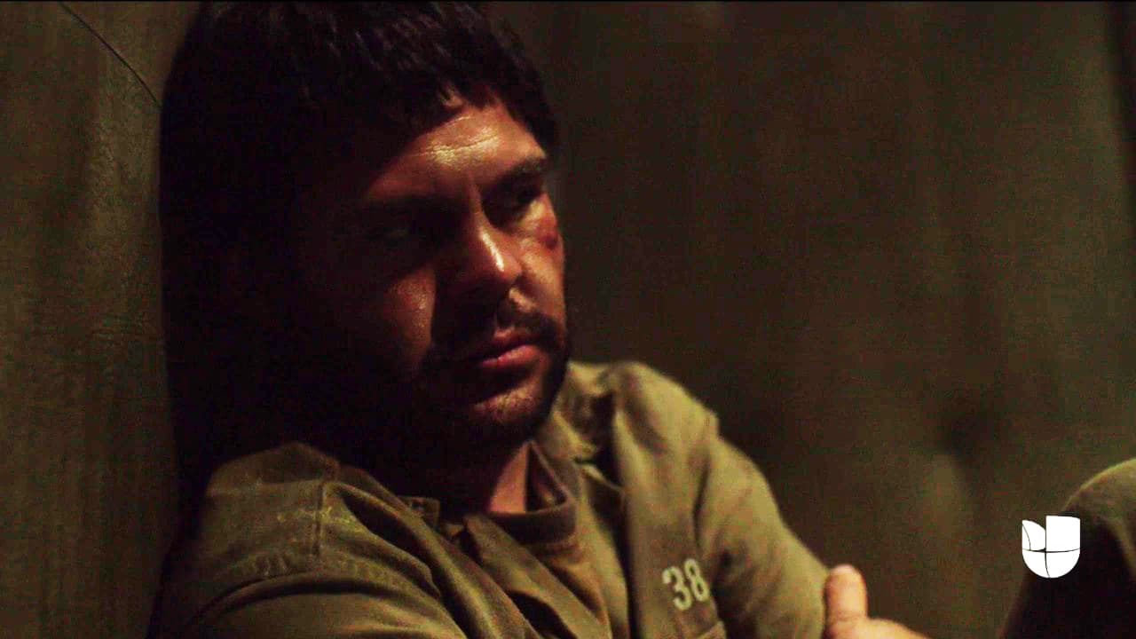 Para librarse del martirio, 
<b><a href="http://www.univision.com/series/el-chapo/marco-de-la-o-es-joaquin-el-chapo-guzman-en-el-chapo">Guzmán Loera</a></b> fingió una enfermedad estomacal.