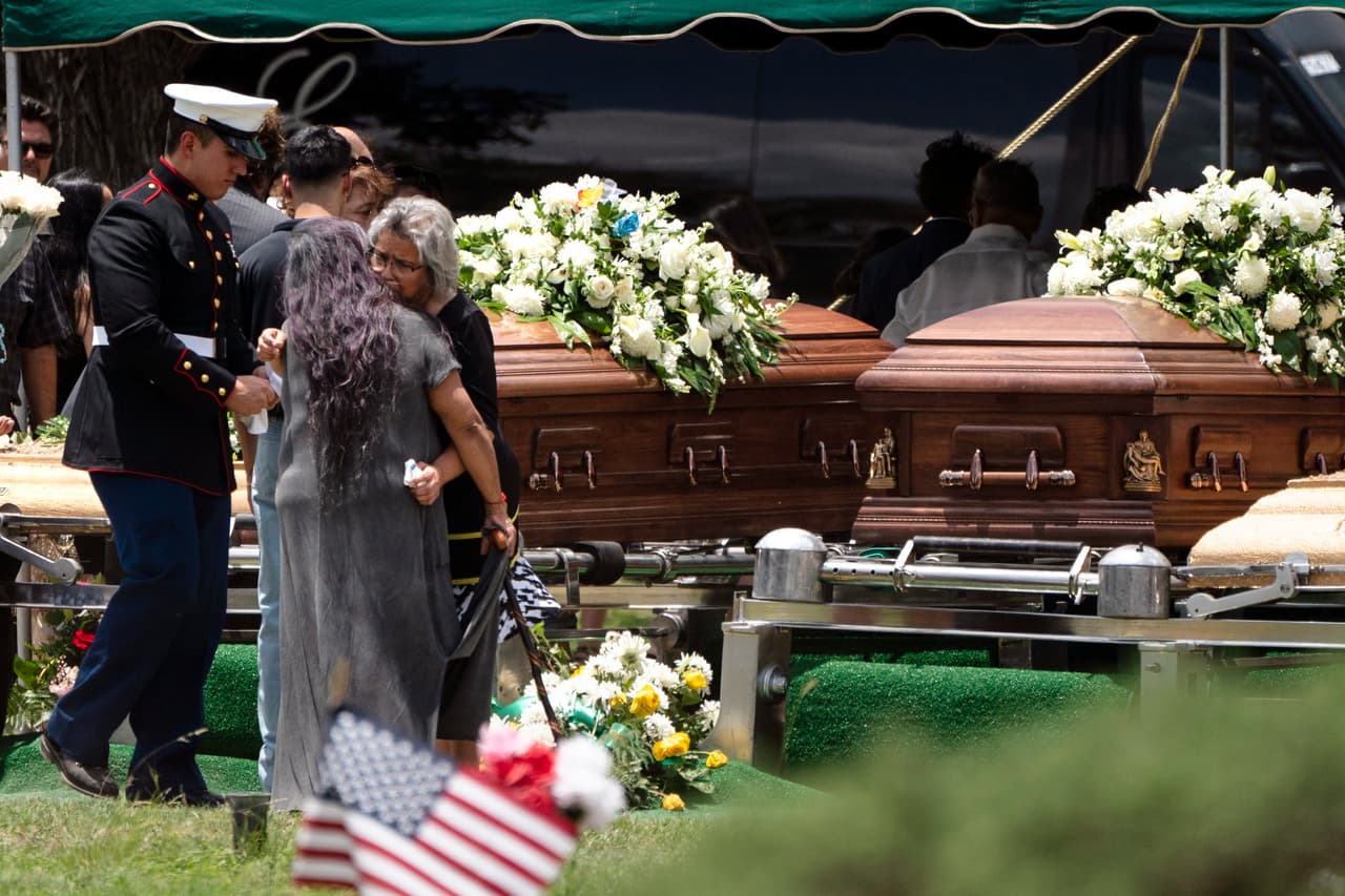 Los ataúdes de Irma y José en el Cementerio Hillcrest.