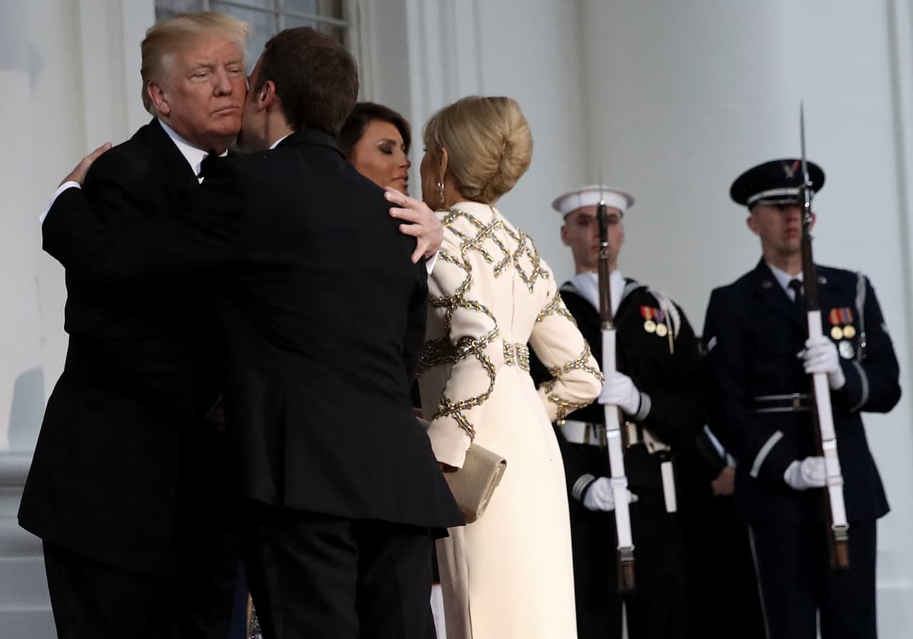 Emmanuel Macron y su esposa Brigitte saludan a sus pares estadounidenses.