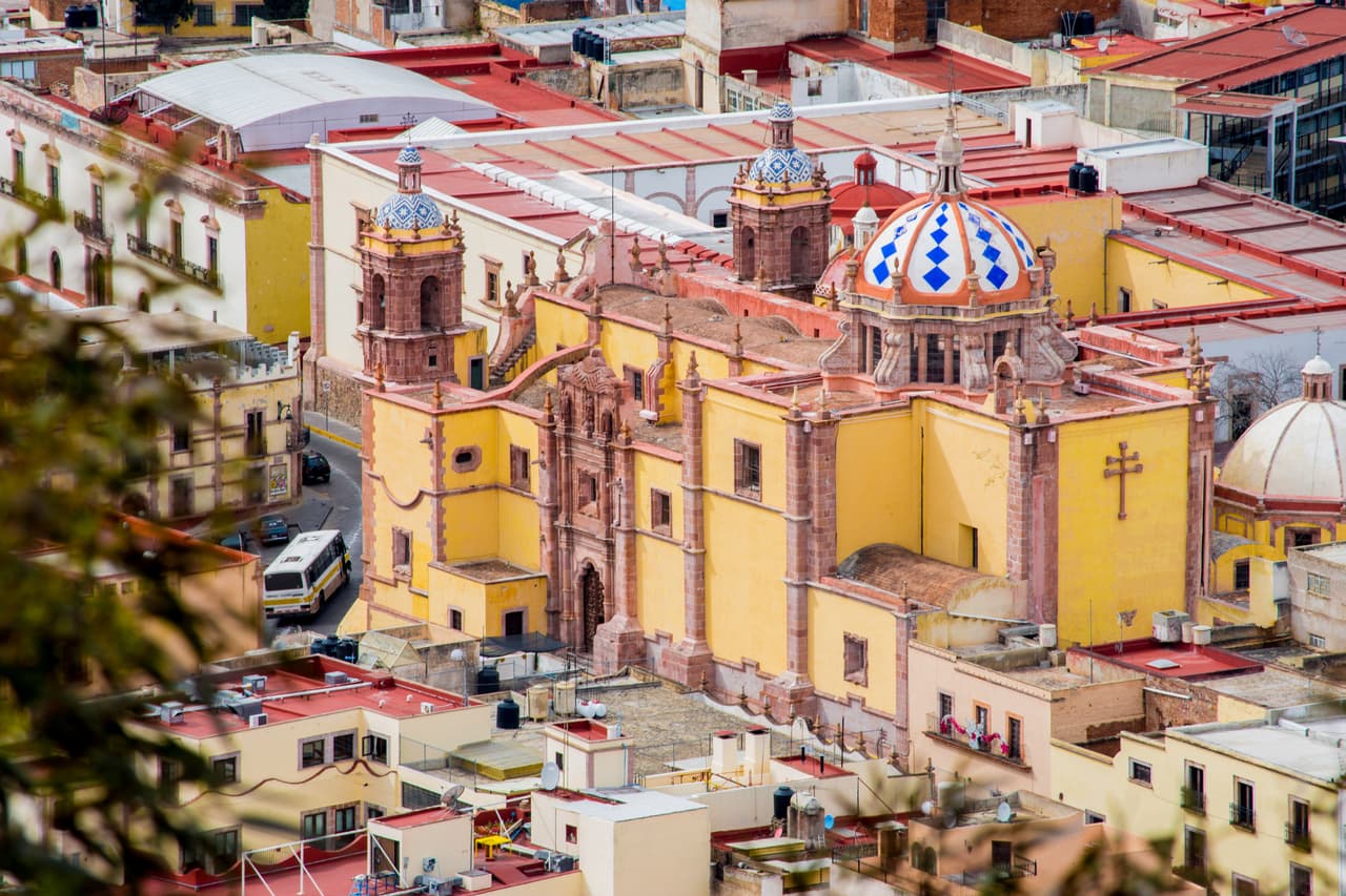 <h2 class="cms-H2-H2">Zacatecas (nivel 4)</h2>
<br>
<br>Este estado mexicano, en el noreste del país, es considerado también de máximo riesgo debido a los asesinatos y secuestros, 
<a href="https://www.univision.com/noticias/narcotrafico/balacera-bar-jerez-zacatecas-ataque">frecuentes en la zona</a>. El Departamento de Estado pide evitar los viajes salvo a su capital y solo en caso de extrema necesidad.