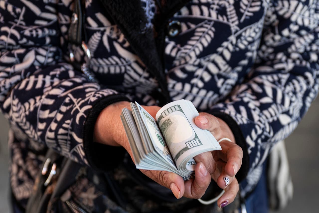 Luego, debes verificar tu nombre: 
<b>debes buscar dentro del sistema y WOW confirmará si hay salarios que se te adeudan.</b>
<br>