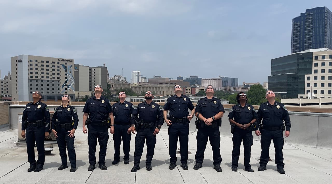 La Policía de Austin publicó esta imagen con varios elementos de su corporación y recordó a residentes de la Ciudad a proteger sus ojos antes de mirar el eclipse solar total.