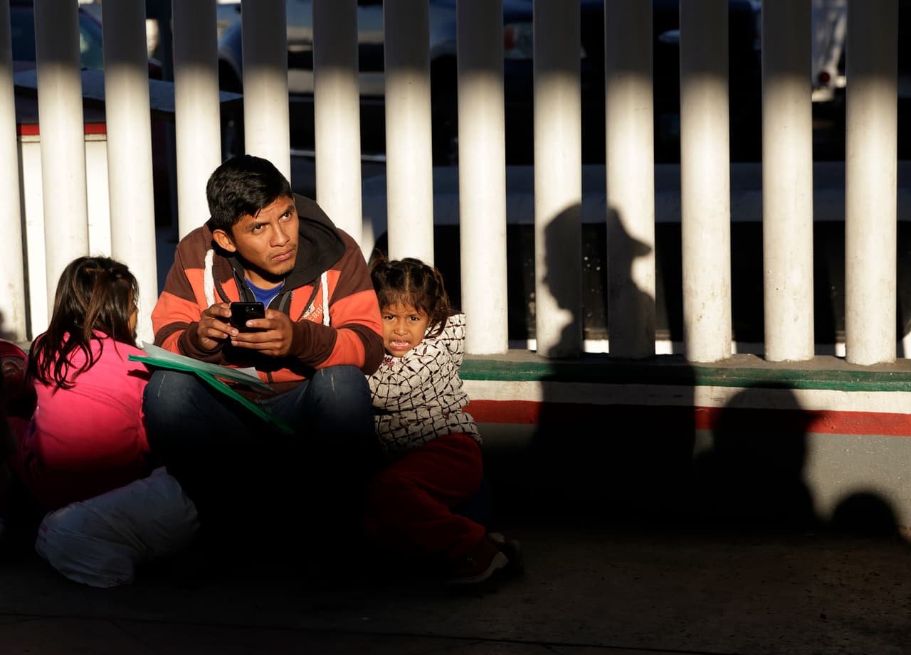 "Deportaciones aceleradas": en qué consiste la nueva orden de Trump para cambiar la política de asilo en la frontera