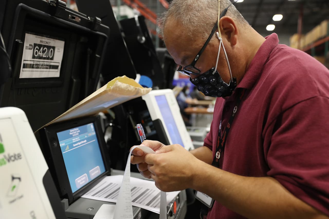 Qué hacer si se presenta un problema con una máquina de votación